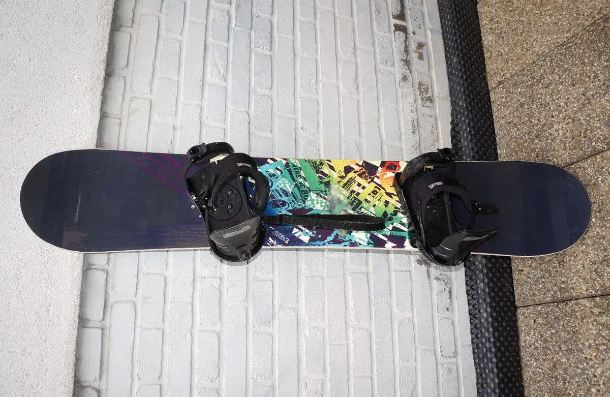 Snowboard 158 cm Trans + vázání Nidus, málo jetý, bezvadný.