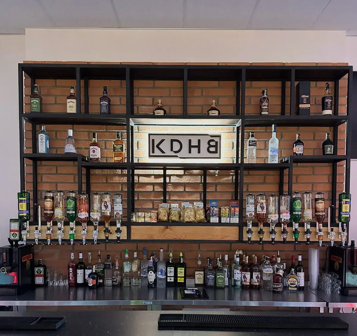 Kovový barový regál na lahve – police za bar 2ks