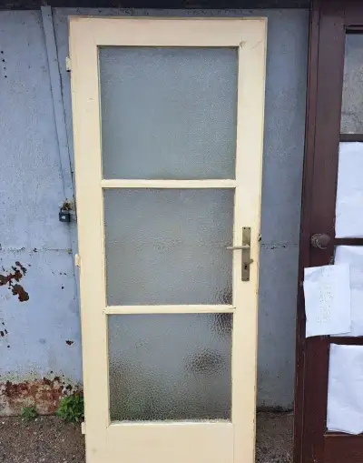 Starší dřevěné prosklené interiérové dveře