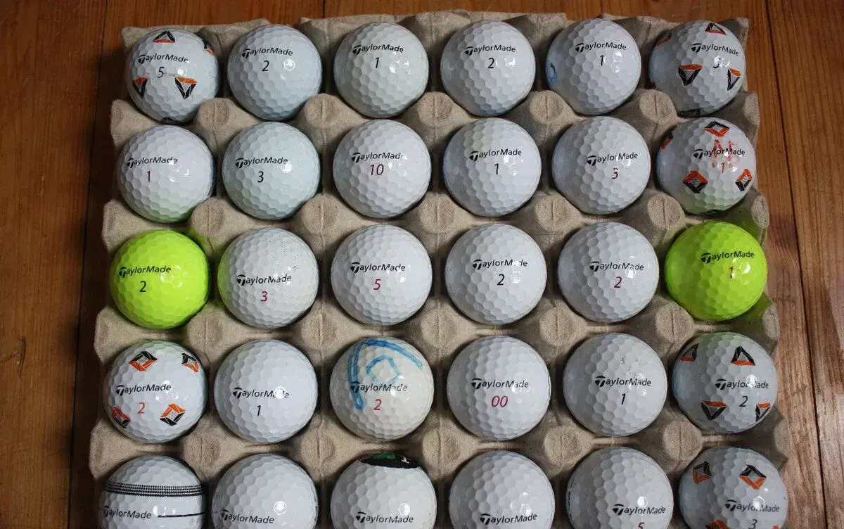 30 špičkových míčů TAYLORMADE TP5 / TP5x - STAV