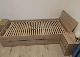 Postel 90x200 s uložným prostorem a nočním stolkem