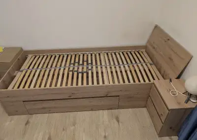 Postel 90x200 s uložným prostorem a nočním stolkem