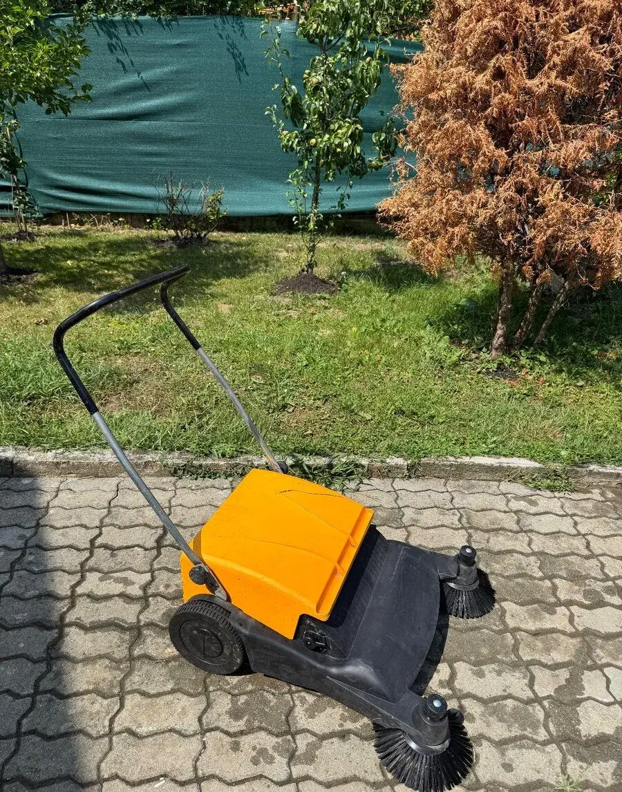 ruční zametací stroj a boční kartáče