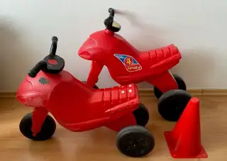 Dvě plastové motorky a kužel