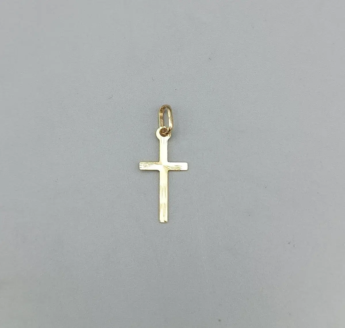 Zlatý přívěsek kříž 0,35g, 14 kt, 585/1000