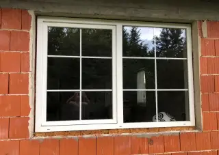 7 ks bílých plastových oken s dvojsklem