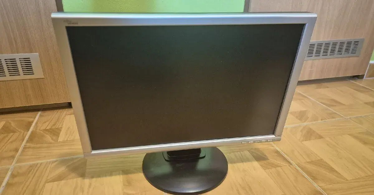 Starší monitor Fujitsu Siemens SCALEOVIEW L19-2W.