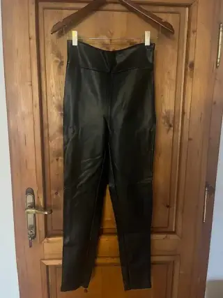 Nové kalhoty Guess