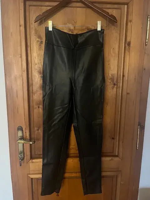 Nové kalhoty Guess