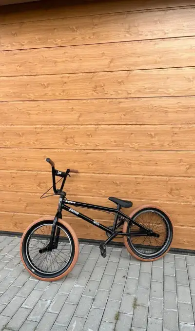BMX Fiction 20” – černé s Vans pneumatikami
