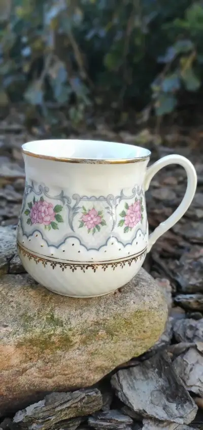 Retro porcelánový hrnek