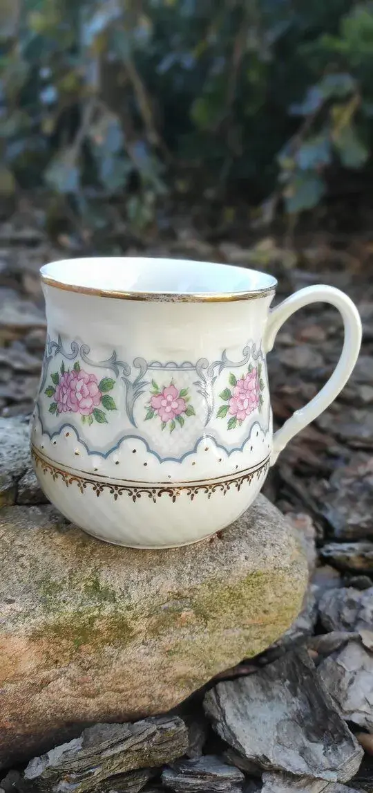 Retro porcelánový hrnek