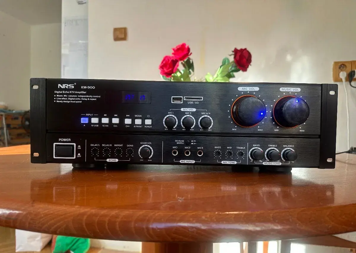 NRS KM-900 – Karaoke stereo zesilovač, 2 × 350 W