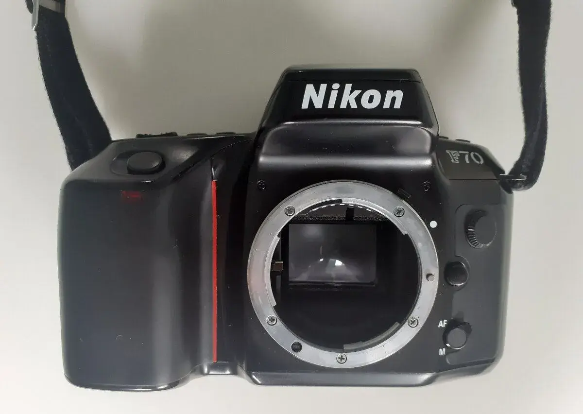 NIKON F70 + kabelová spoušť Nikon MC-12B