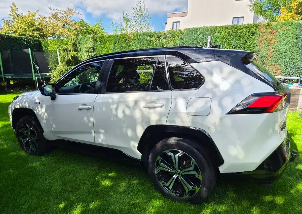 RAV4 2022, 74.400 Km, TOVÁRNÍ ZÁRUKA 2027, PHEV, odpočet DPH