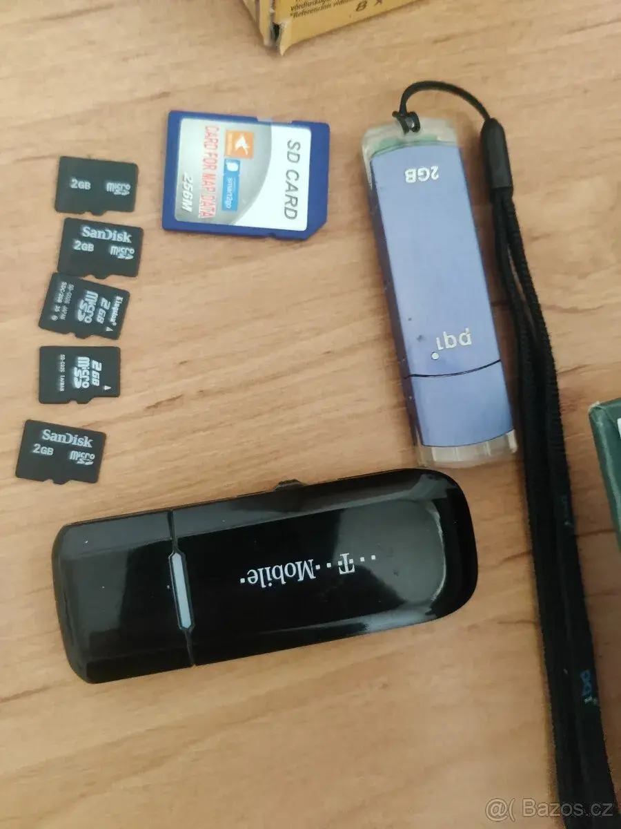 5x Micro SD 2GB 1x SD karta 256MB 2x 2GB USB