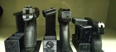 Stojánek do trezoru s místem na zásobník