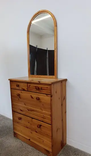 Dřevěný botník se zrcadlem z masivní borovice