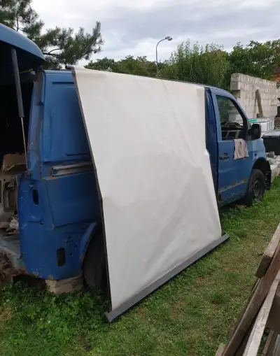 Starší mechanické projekční plátno, plechový obal 190x190cm