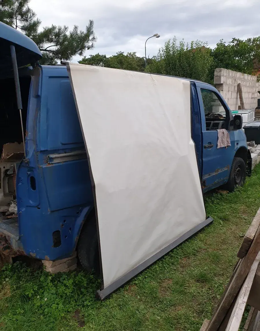 Starší mechanické projekční plátno, plechový obal 190x190cm