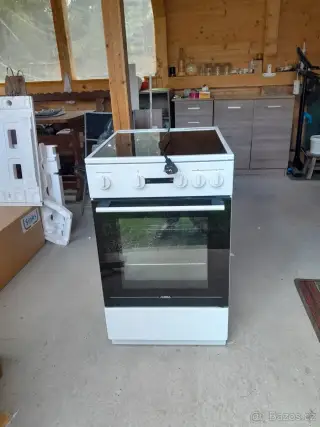 Elektrický sporák s sklokeramickou deskou