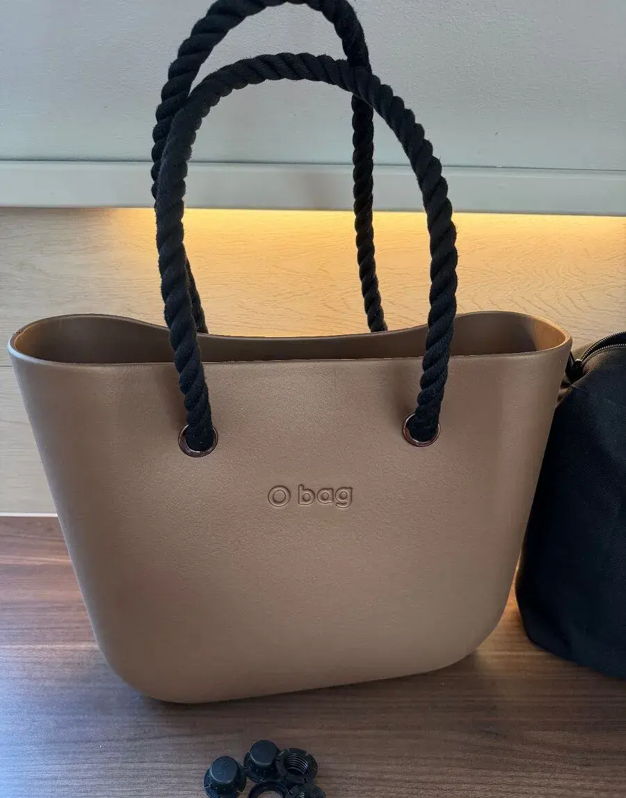 Obag bronzové barvy