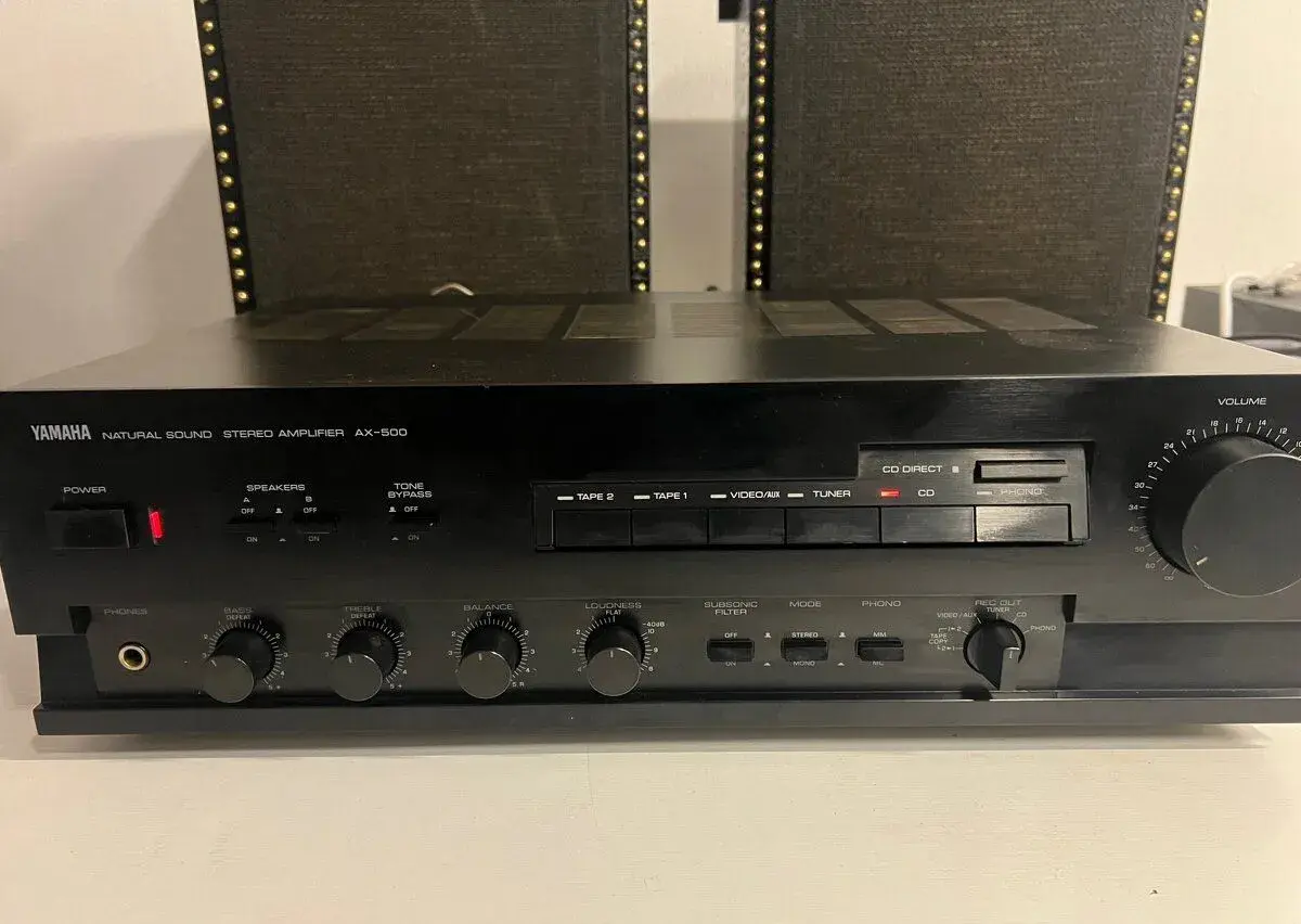 YAMAHA ZESILOVAC AX-500