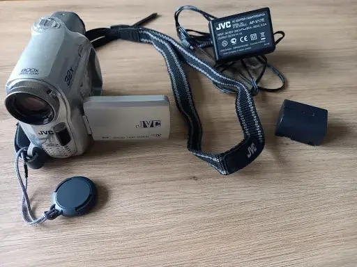 Kamera JVC MiniDV ,síťový adaptér AP-V17E na díly-k servisu