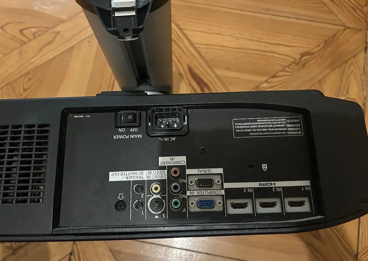 3D projektor Panasonic PT-AT5000 + projekční plátno