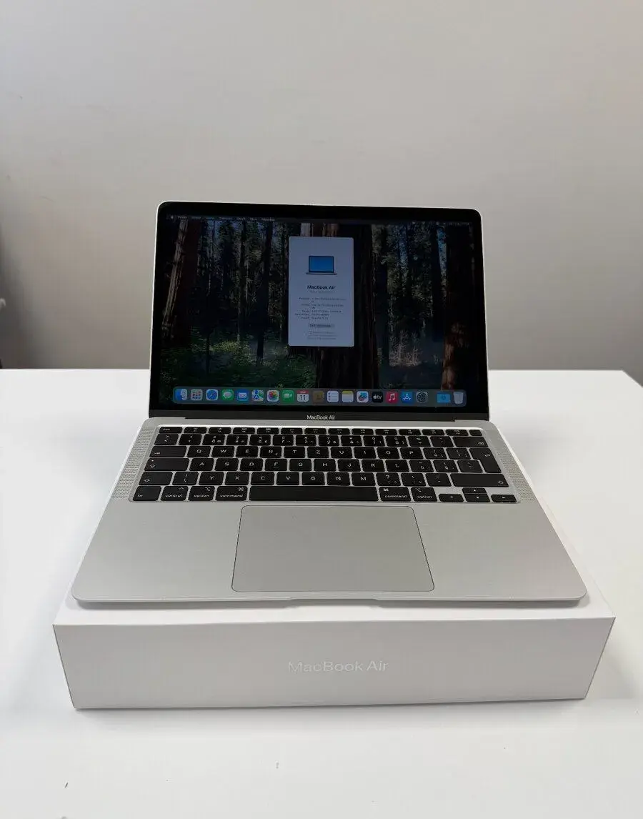 - Apple MacBook Air 13" 2020 / 8GB RAM / 512 SSD