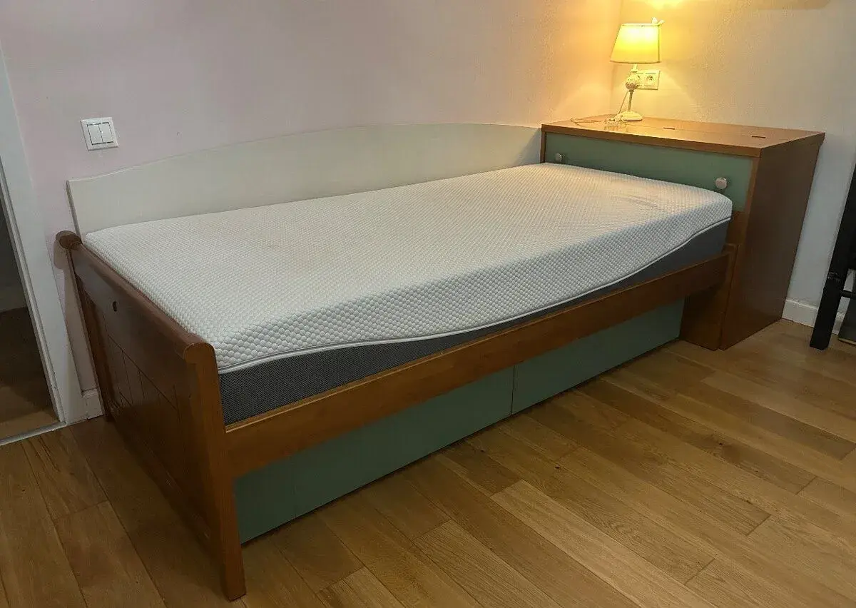 Španělsky nábytek do dětského/studentského pokoje
