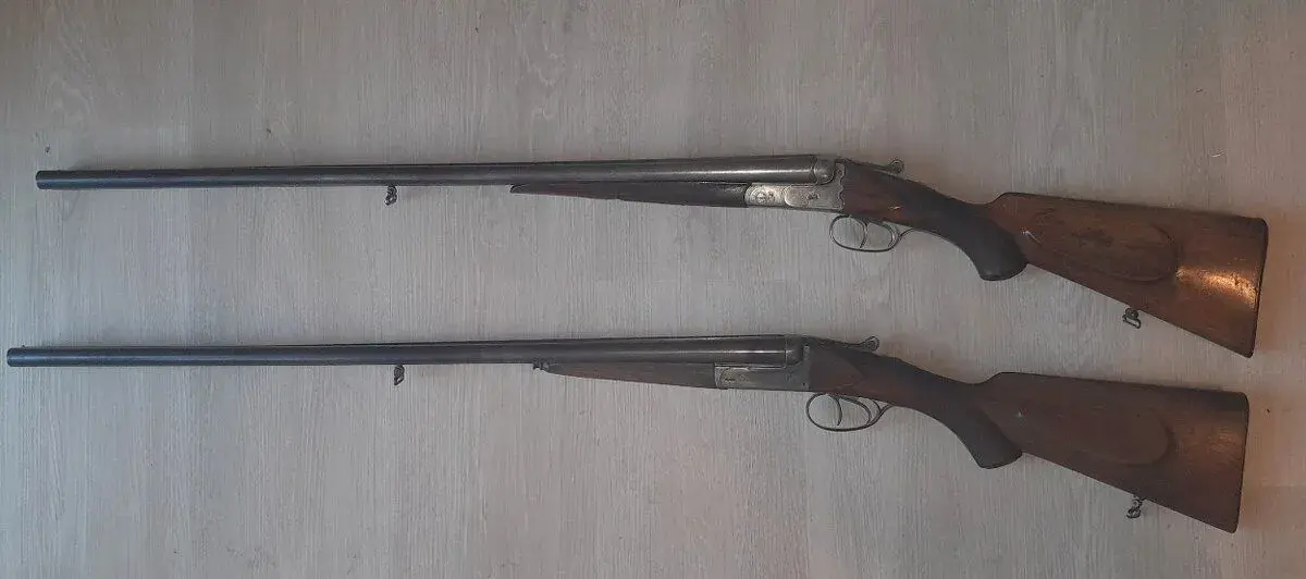 2 x puška brokovnice na stěnu revolver pistole stará šavle m