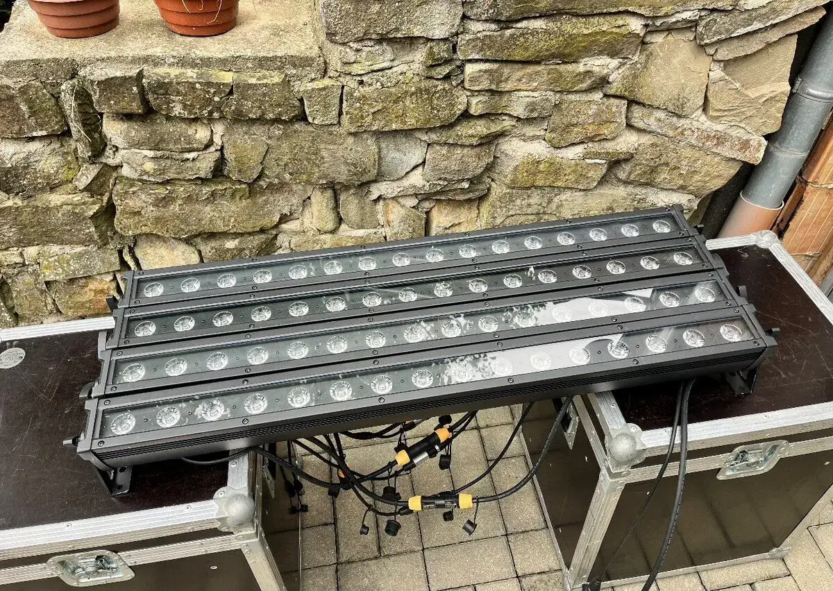 4x Eurolite LED IP T-Bar 16x8W QCL + 2x Bag