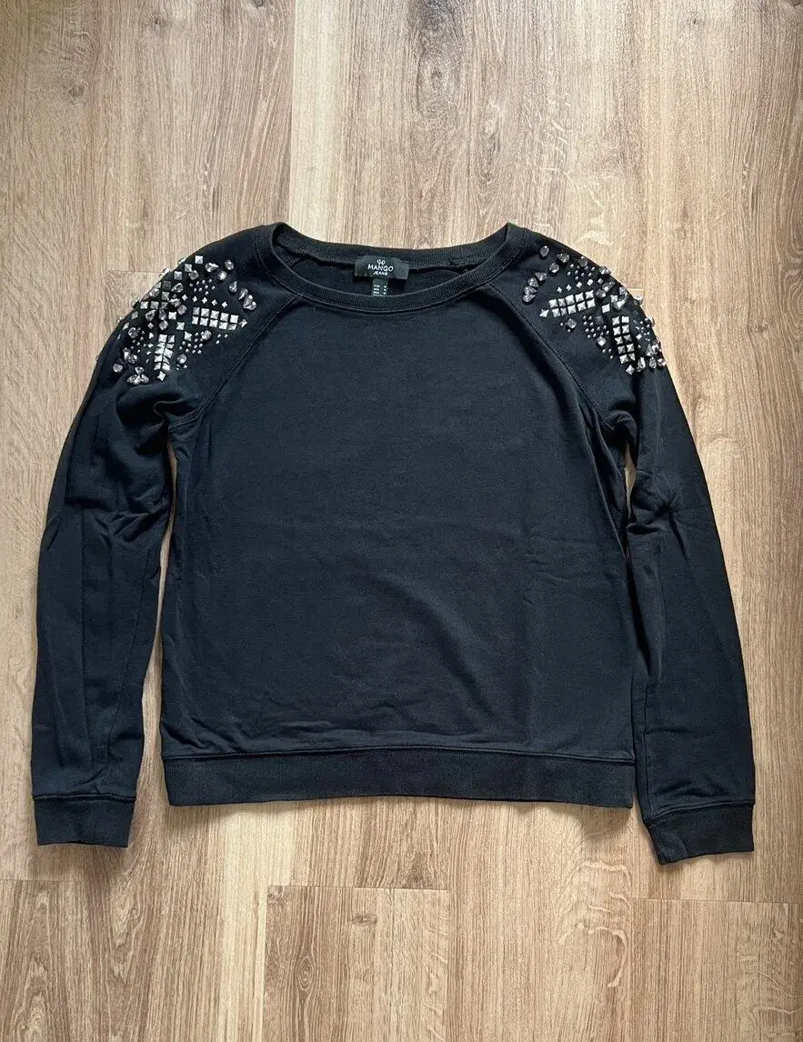 Mango Jeans černá mikina na podzim s kamínky a cvočky. Y2K