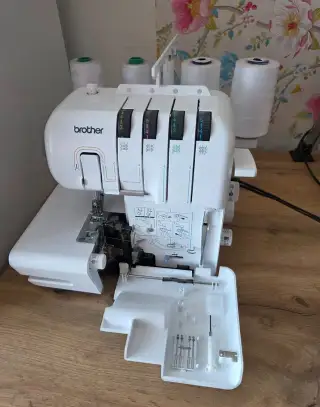 Overlock Brother 2104D – spolehlivý, výborný stav