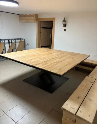 Jídelní stůl z masivu