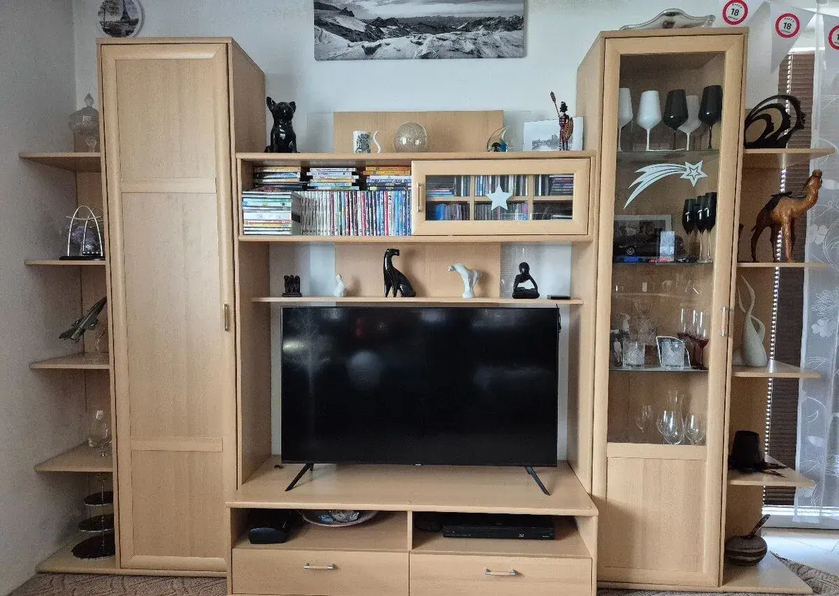 Obývací stěna s podsvícením.