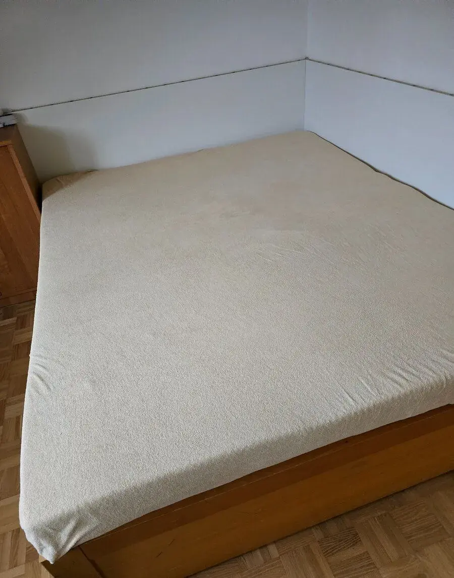 Manželská postel 160x200 s matrací a prošívané deky
