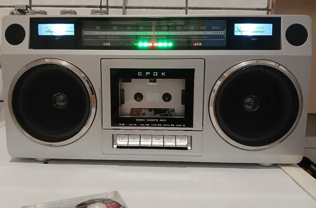 Funkční radiomagnetofon Bigben.