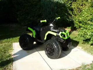 Dětskou elektrickou čtyřkolku s dálkovým ovládáním.