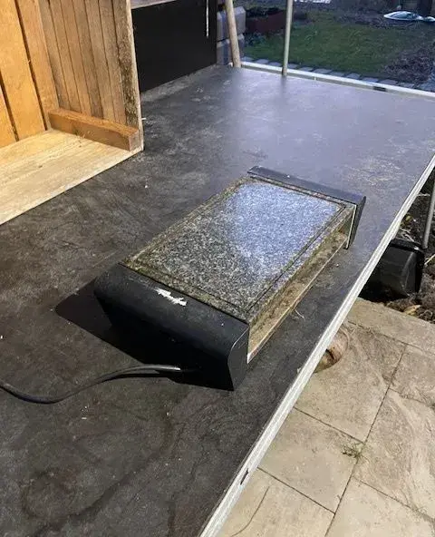 Elektrický gril s žulovou deskou