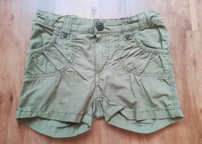 Dívčí tlumeně zelené kraťase vel. 86, zn. H&M