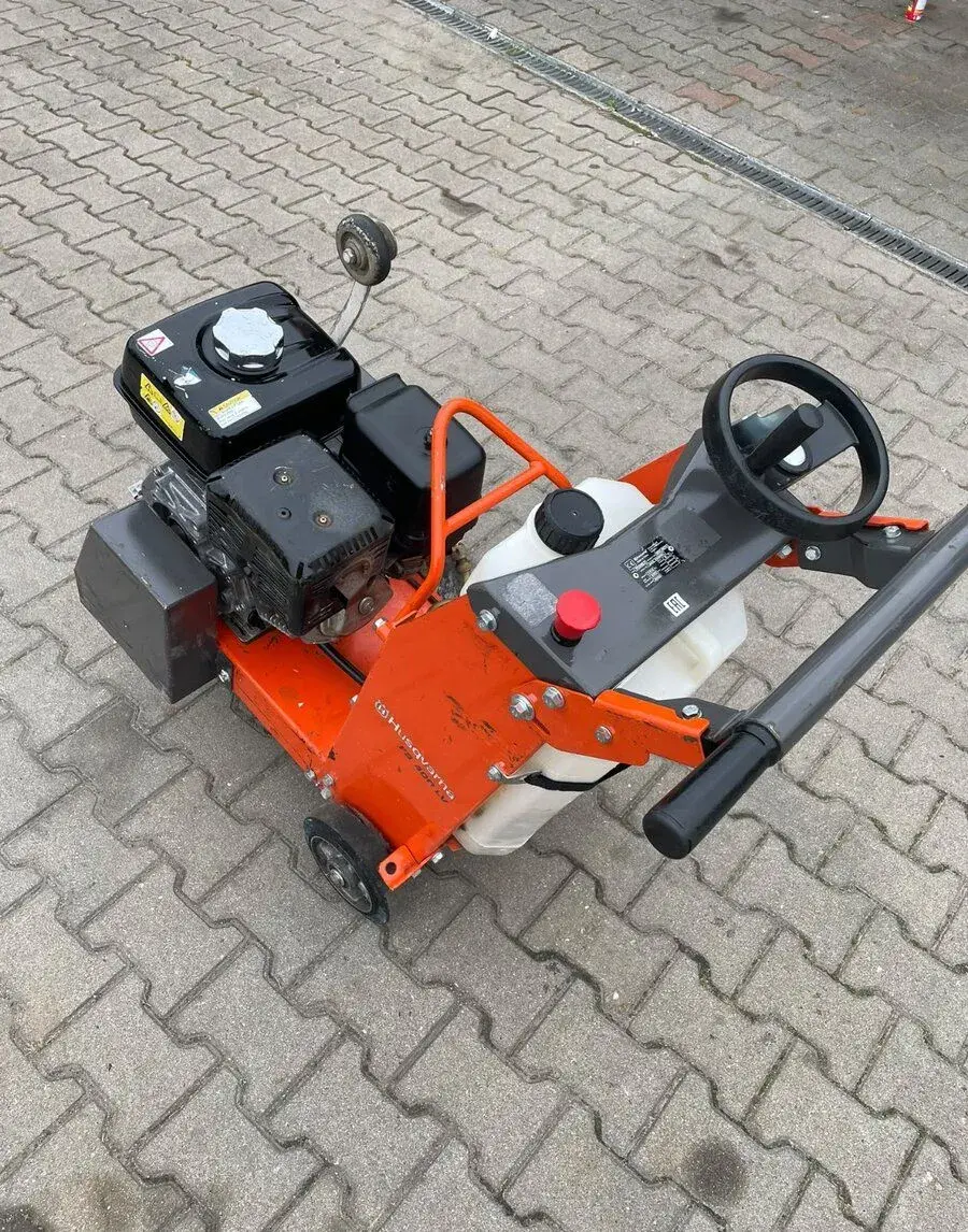 Pojezdová pila Husqvarna lv400v