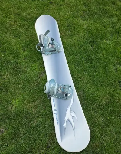Snowboard s kvalitním vázáním RIDE (vhodný pro začátečníky)