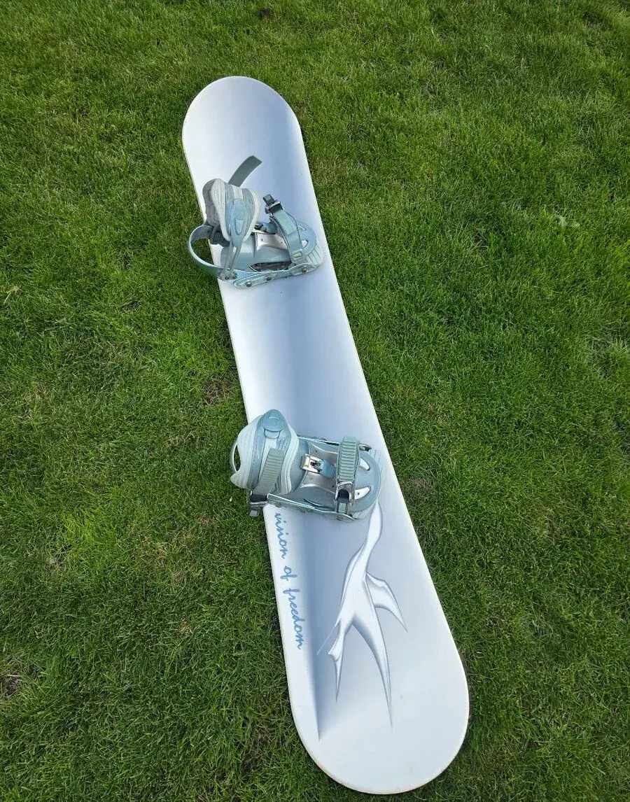 Snowboard s kvalitním vázáním RIDE (vhodný pro začátečníky)