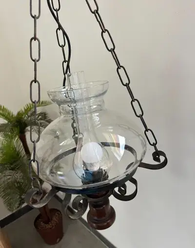 Rustikální elektrický závěsný lustr. Petrolejovka