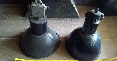 industriální lampa smaltovaná