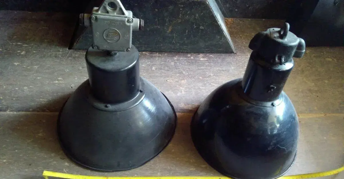industriální lampa smaltovaná