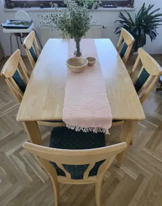 Jídelní set (stůl + židle)