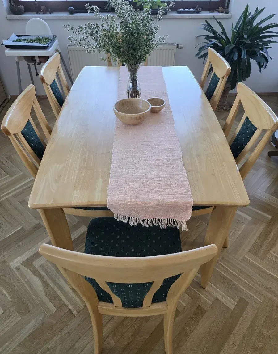 Jídelní set (stůl + židle)